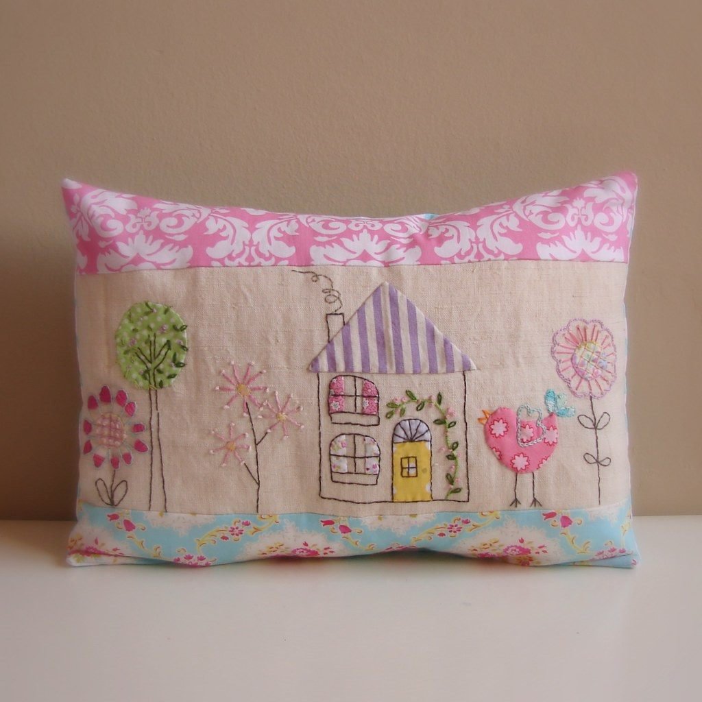 Birdhouse applique embroidery with fabric pieces and cover stitch